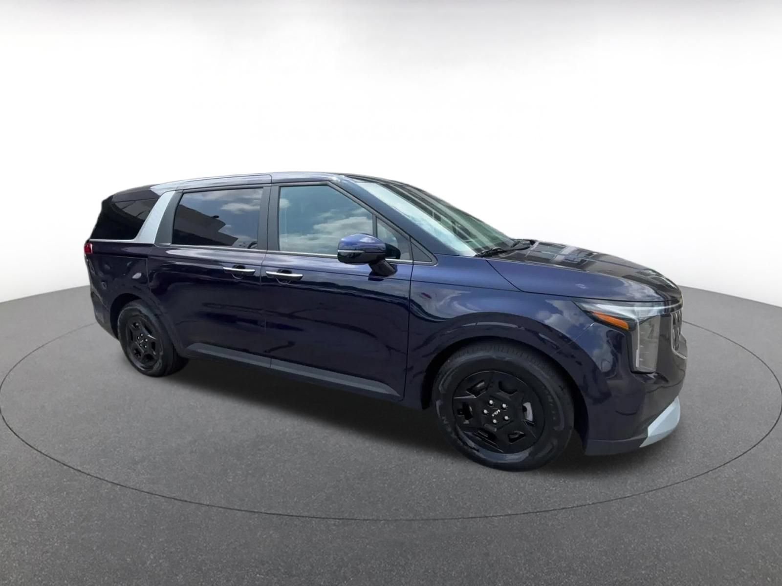Used 2026 Kia Carnival FWD image 2