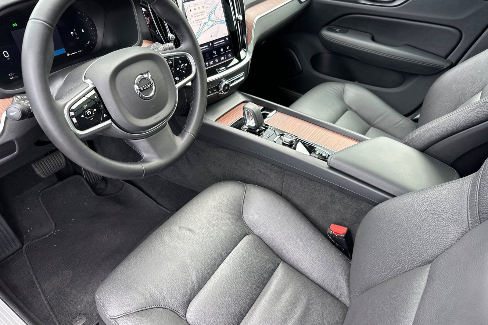 Used 2025 Volvo V60 B5 Cross Country Plus image 9