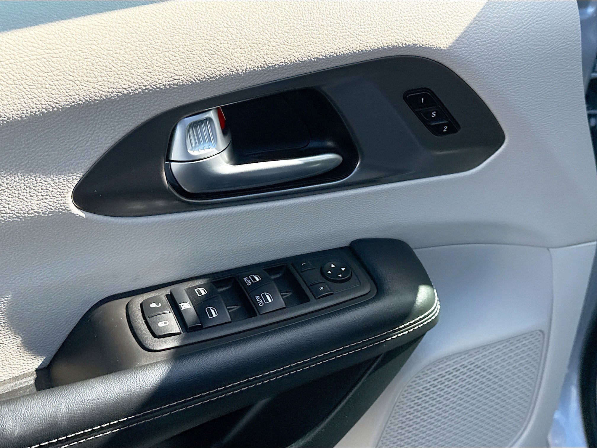 Used 2024 Chrysler Pacifica Touring-L FWD image 9