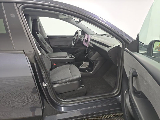 Used 2026 Tesla Model Y 2WD image 7