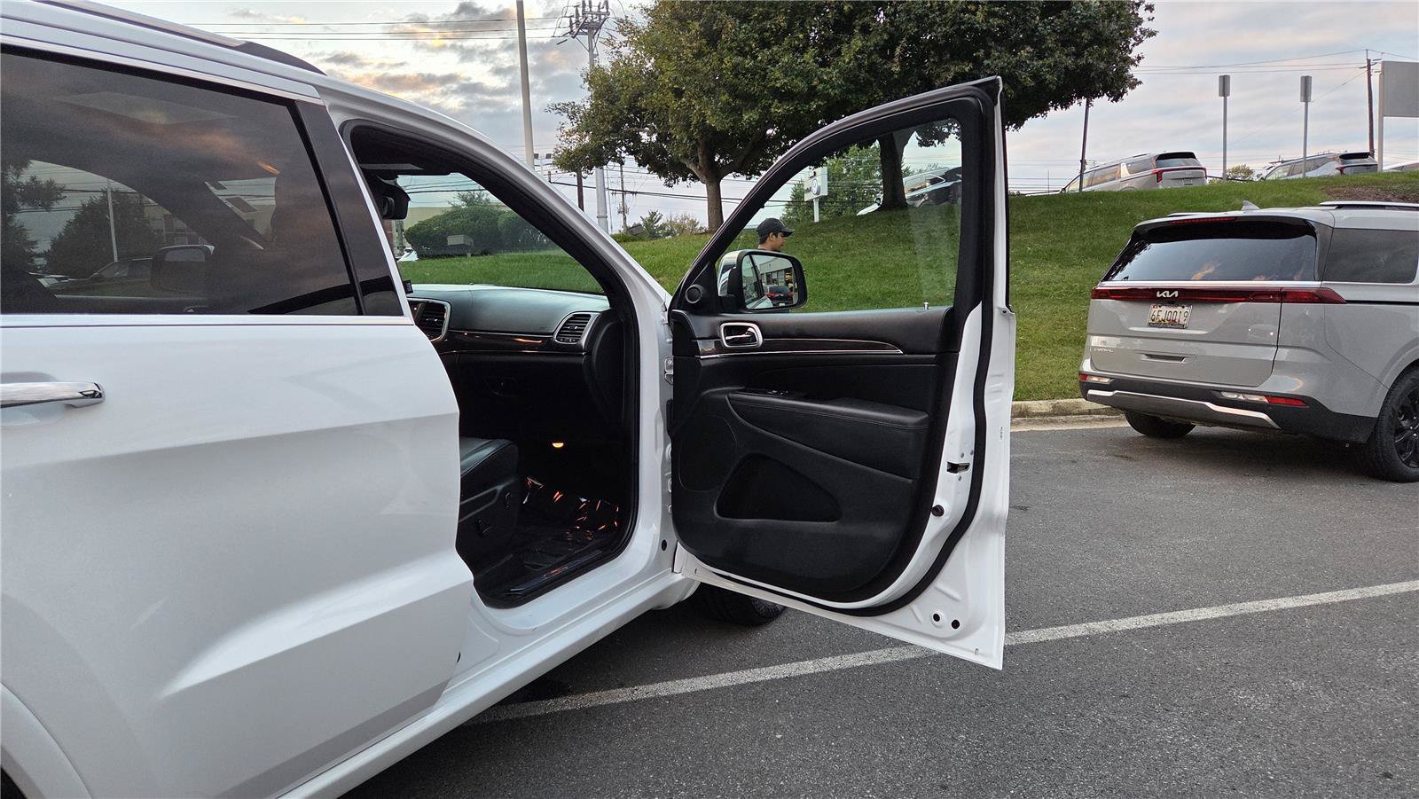 Used 2018 Jeep Grand Cherokee Overland AWD/4WD image 28