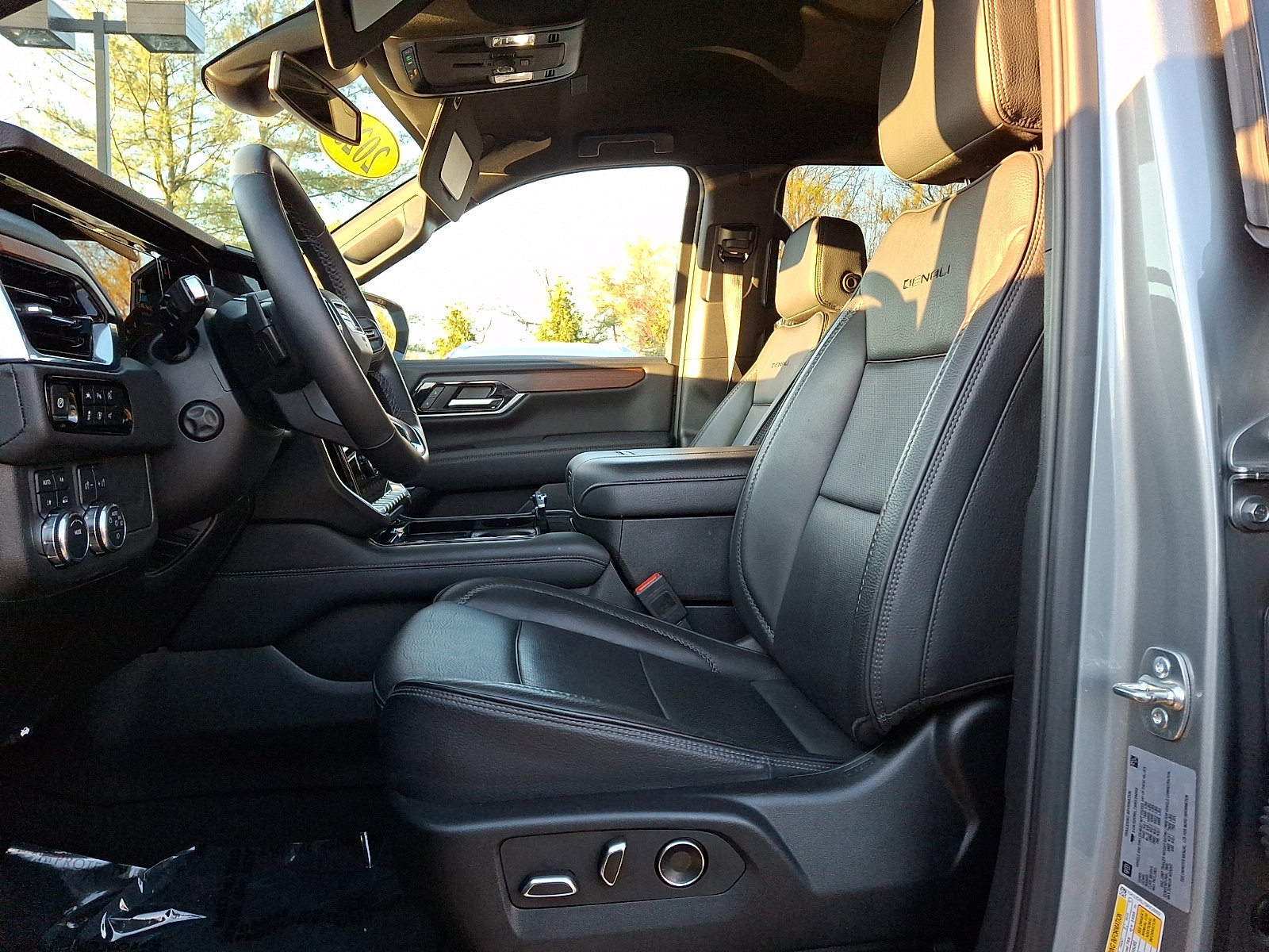 Certified 2025 GMC Yukon Denali image 15