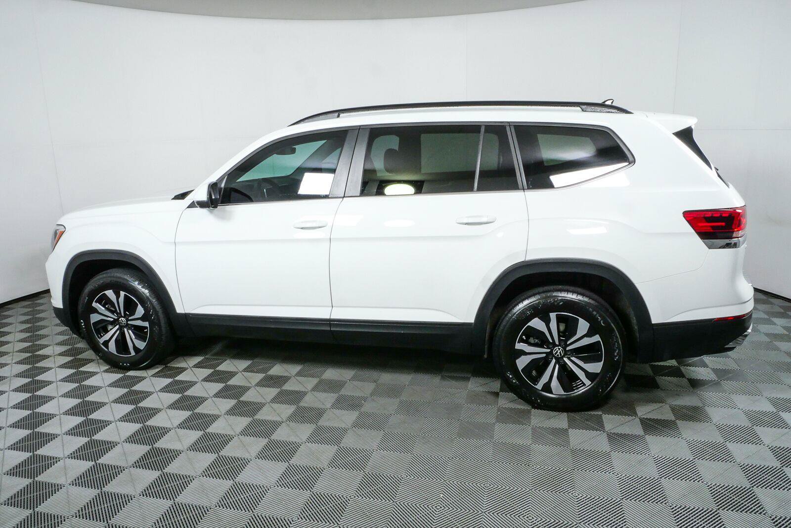 Used 2024 Volkswagen Atlas SE FWD image 28