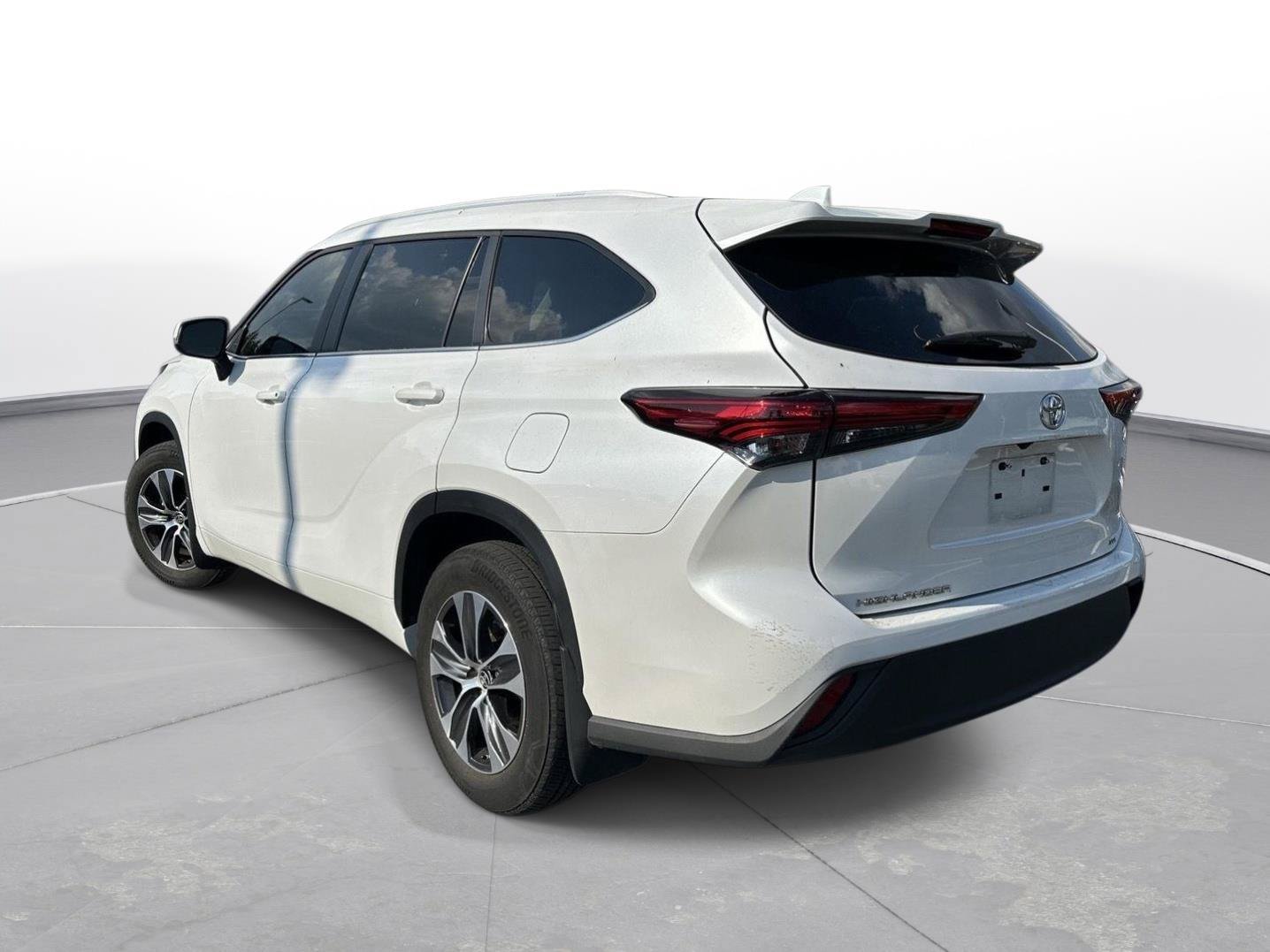 Used 2023 Toyota Highlander XLE FWD image 8