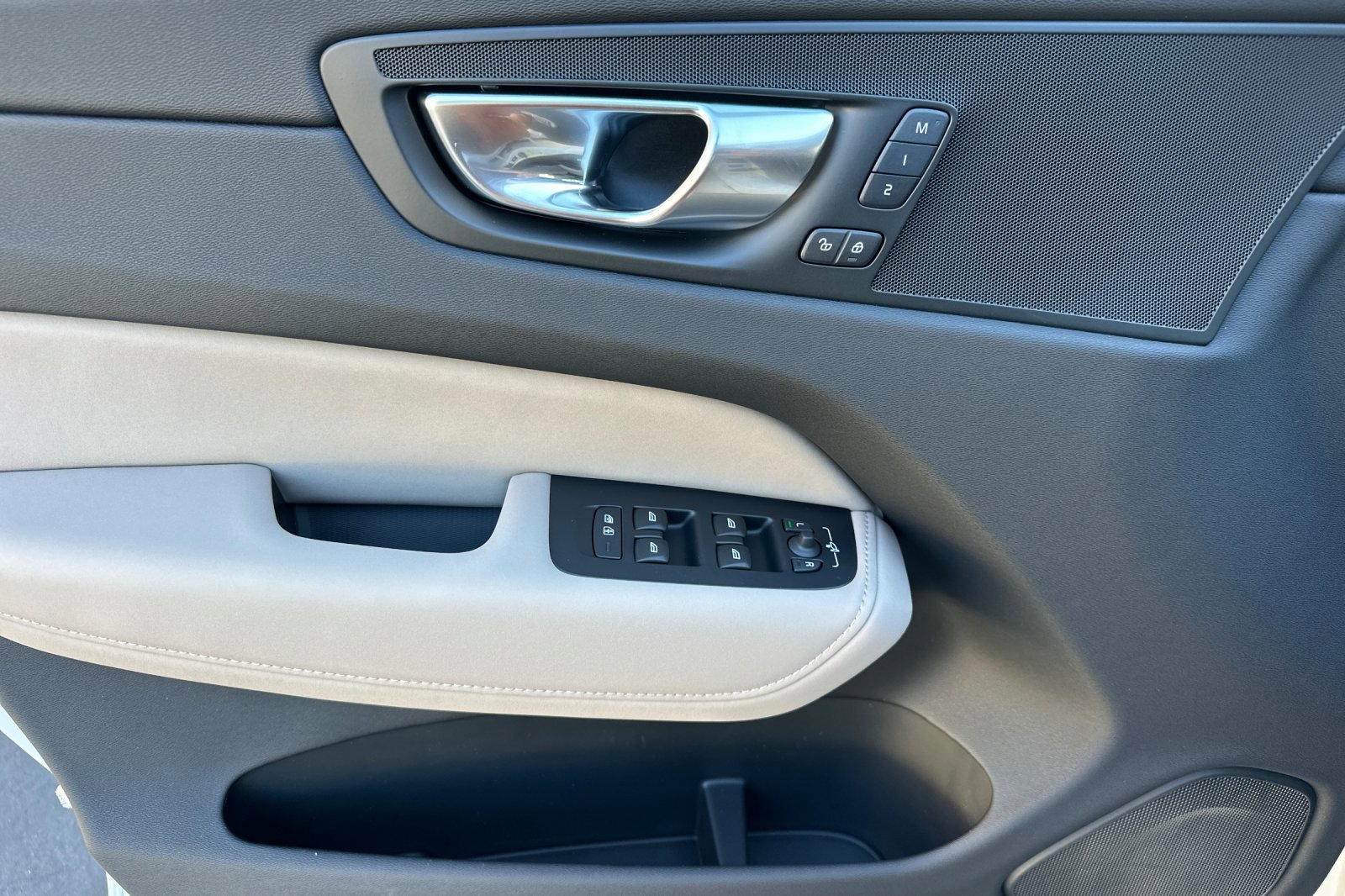 New 2026 Volvo XC60 B5 Plus w/ Climate Package image 9