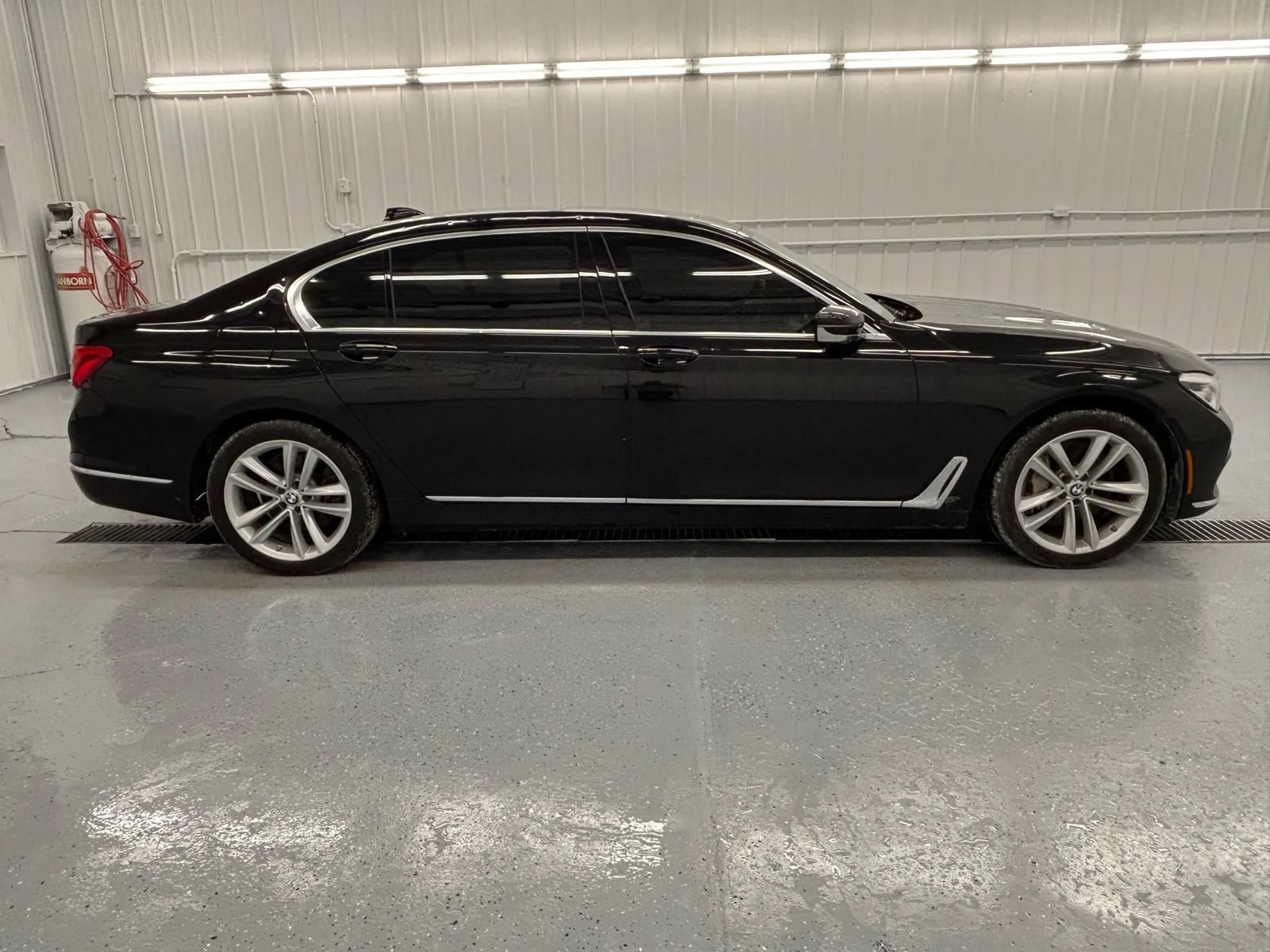 Used 2018 BMW 750i xDrive AWD/4WD image 9