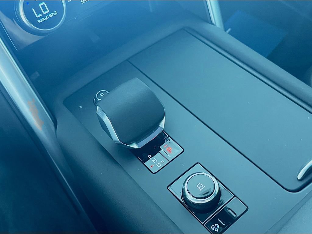 New 2025 Land Rover Discovery Dynamic SE image 16