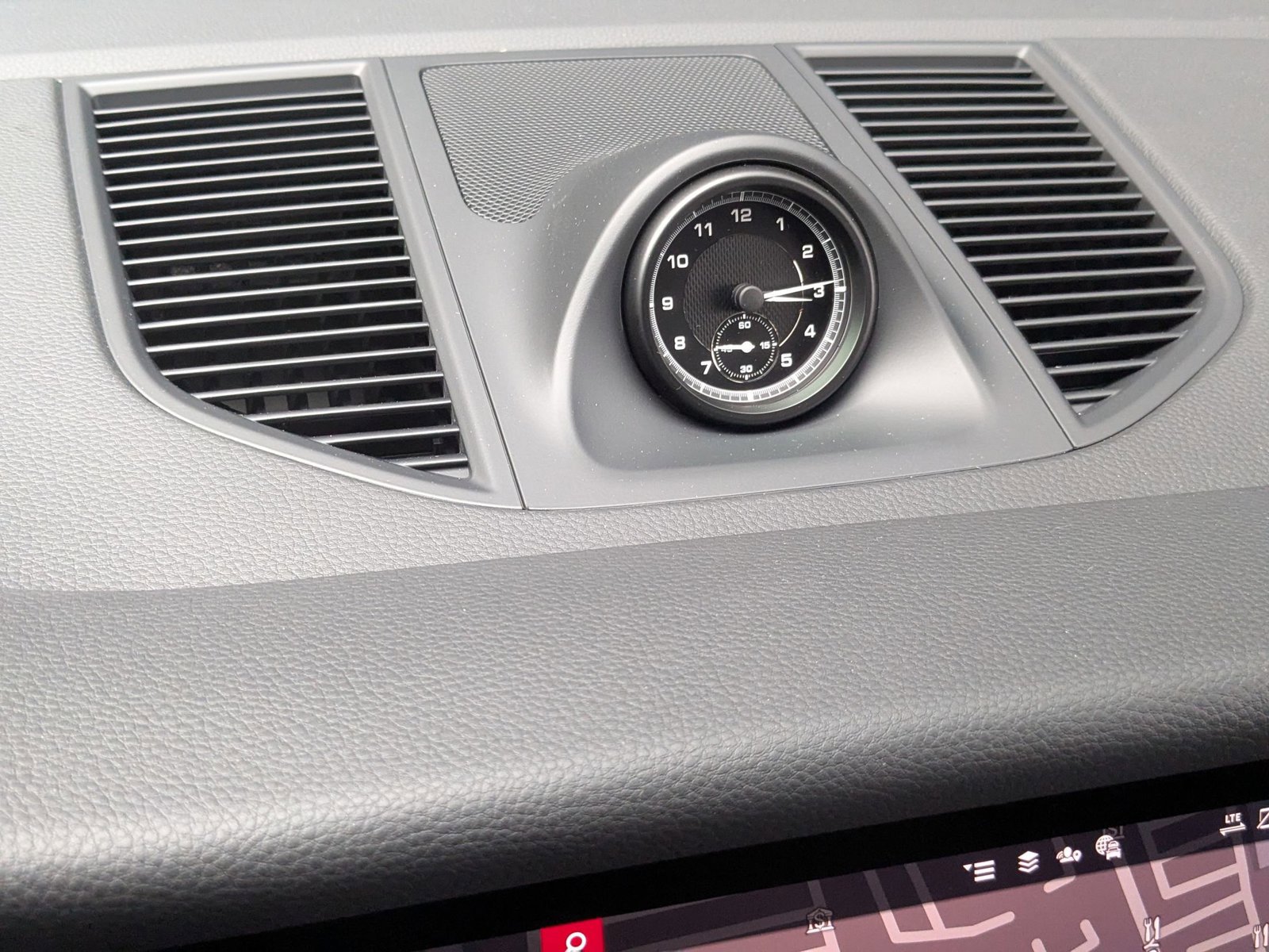 Certified 2026 Porsche Macan image 23