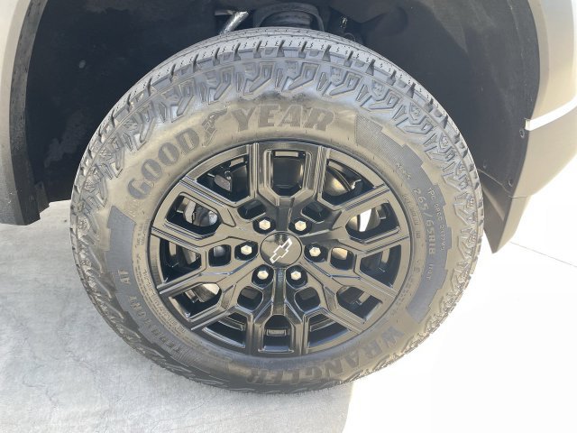 Used 2023 Chevrolet Colorado Trail Boss w/ Technology Package AWD/4WD image 32