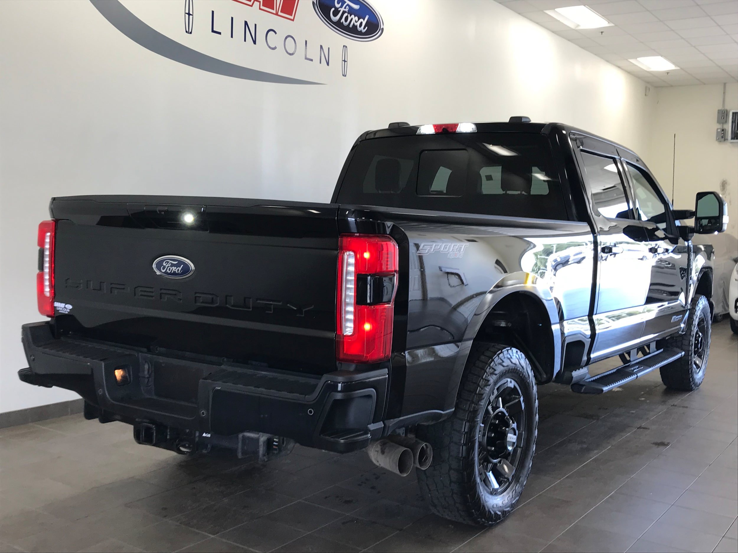 Used 2023 Ford F350 Lariat w/ Lariat Ultimate Package AWD/4WD image 7