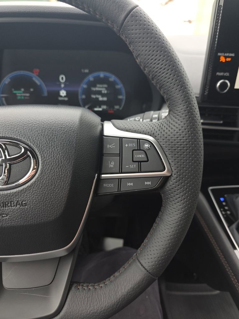 Certified 2025 Toyota Sienna Platinum image 24