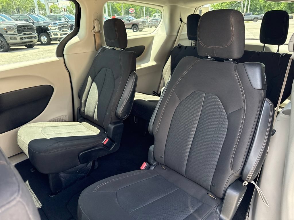 Used 2017 Chrysler Pacifica Touring FWD image 33