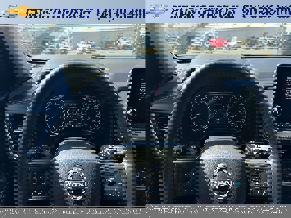 Used 2025 Nissan Rogue SV image 6