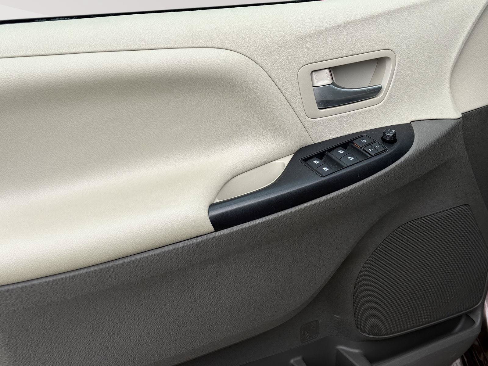 Used 2018 Toyota Sienna LE FWD image 9