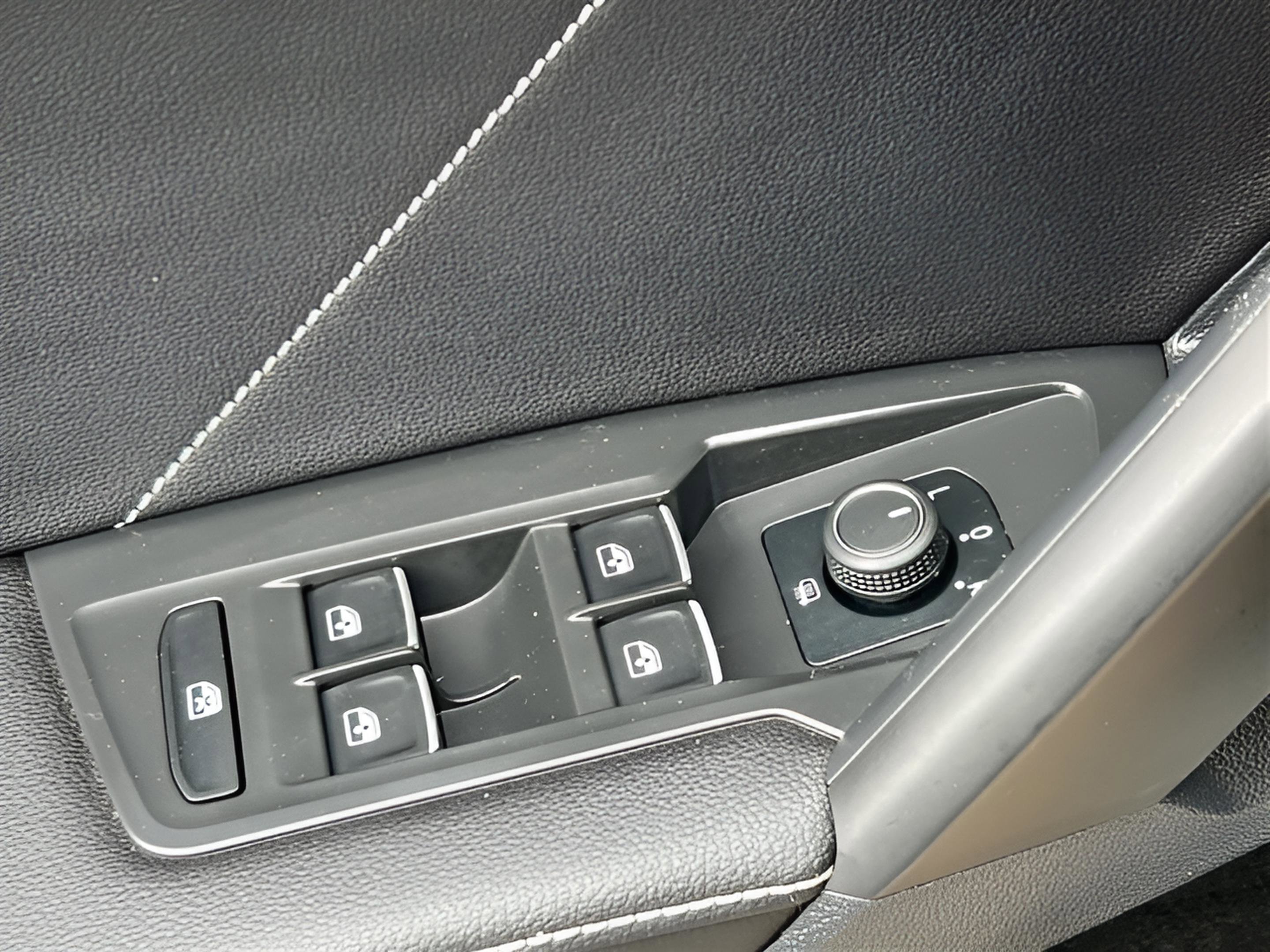 Used 2023 Volkswagen Tiguan SE w/ Panoramic Sunroof Package FWD image 12