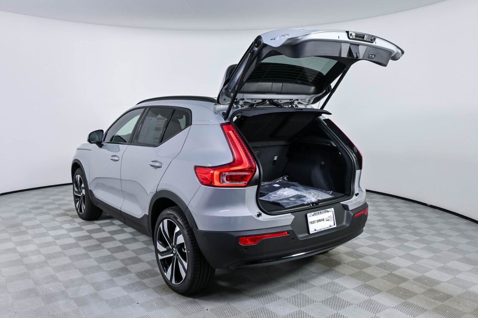 New 2026 Volvo XC40 B5 Plus w/ Climate Package AWD/4WD image 32
