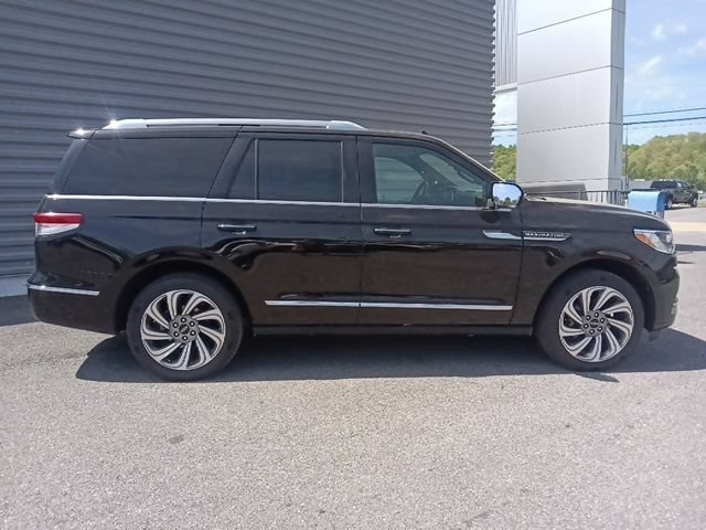Used 2024 Lincoln Navigator Reserve AWD/4WD image 2