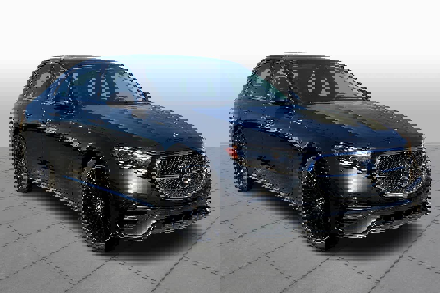 Used 2025 Mercedes-Benz E 350 4MATIC Sedan image 2