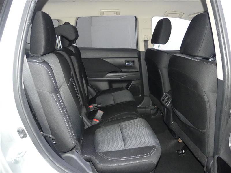 Used 2020 Mitsubishi Outlander SE image 28