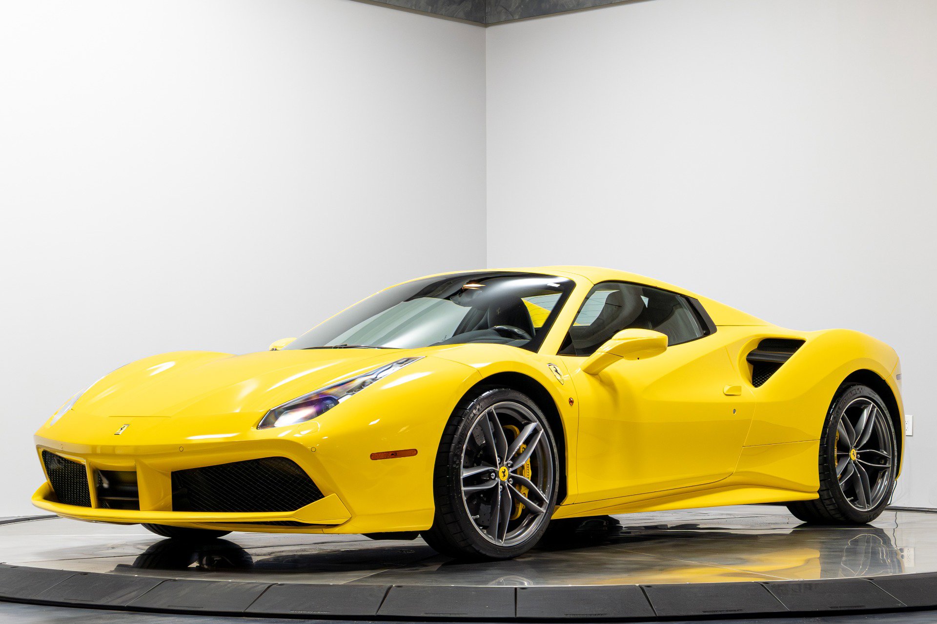 Used 2017 Ferrari 488 Spider image 3