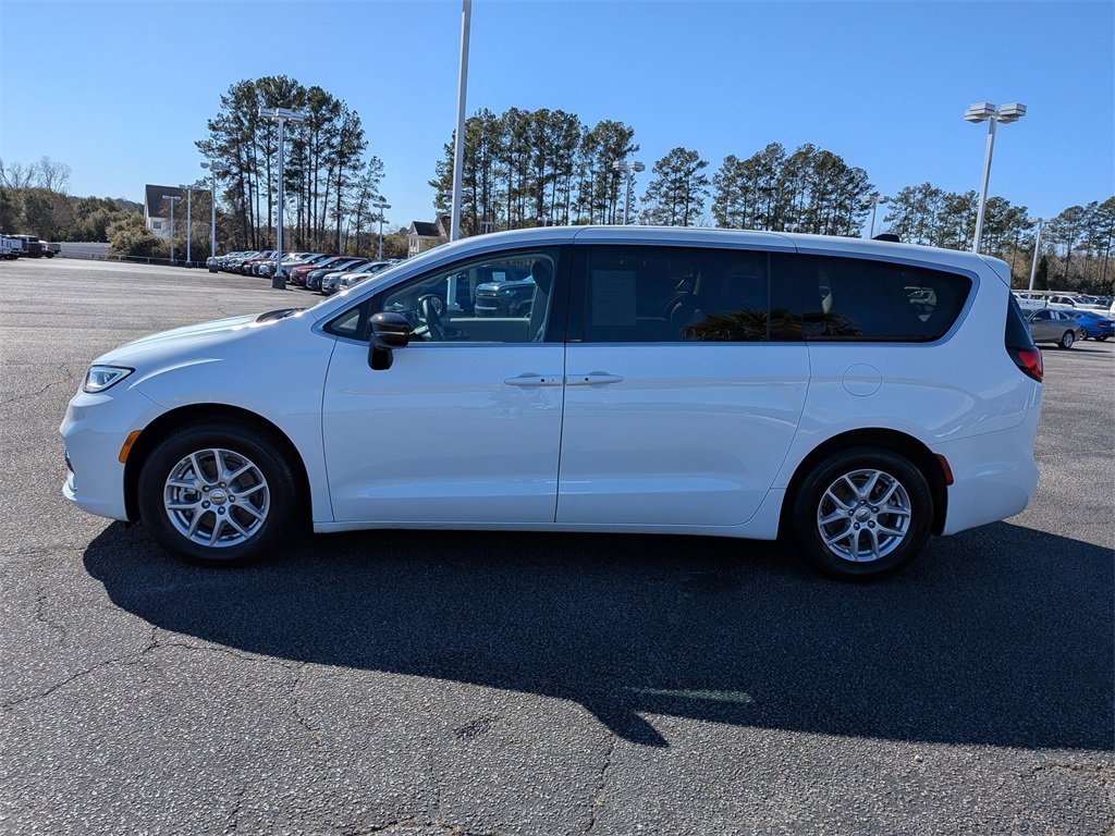 Used 2024 Chrysler Pacifica Touring-L image 7