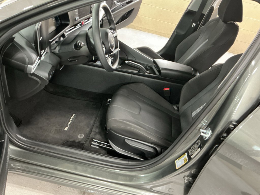 Certified 2025 Hyundai Elantra SE image 12