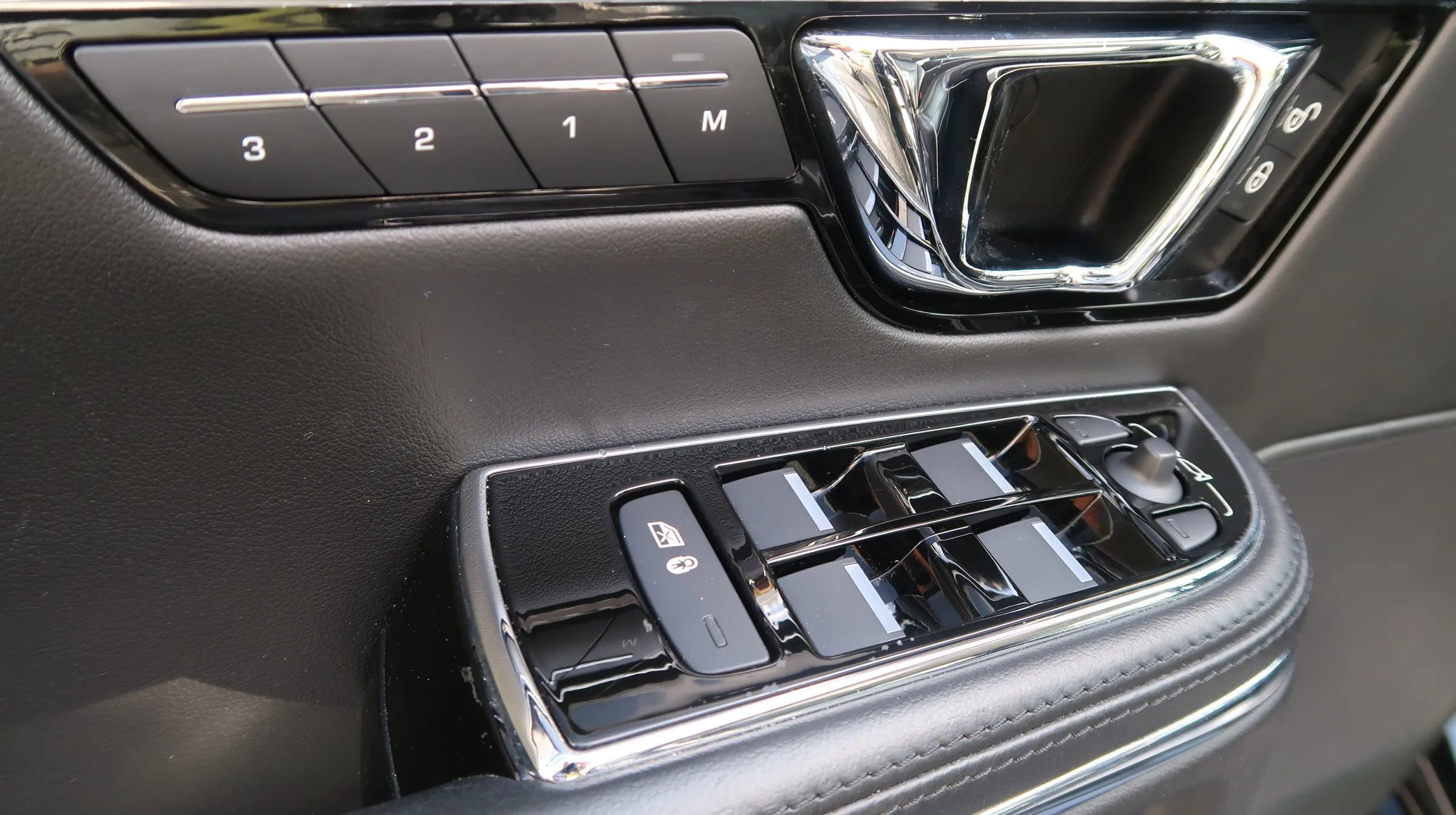 Used 2016 Jaguar XJ R-Sport RWD image 27