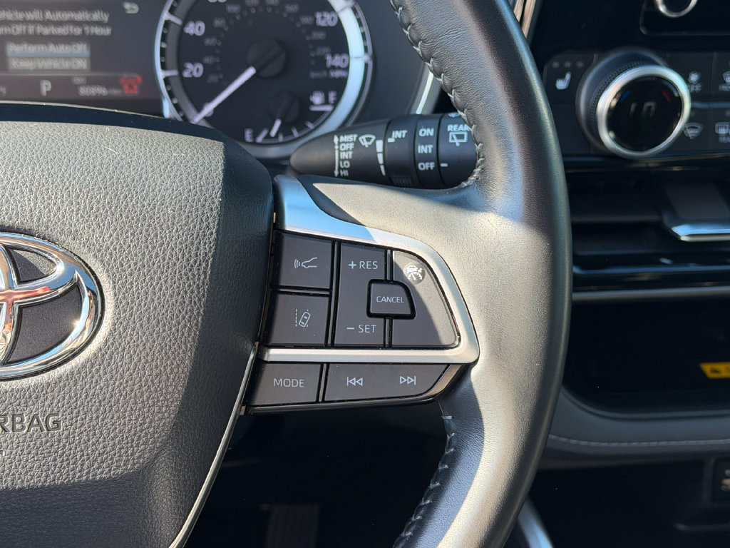 Used 2024 Toyota Highlander XLE FWD image 39