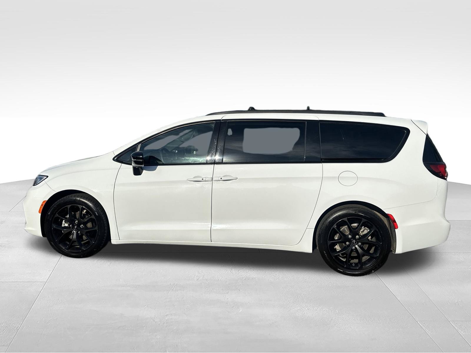 Used 2025 Chrysler Pacifica Limited FWD image 8
