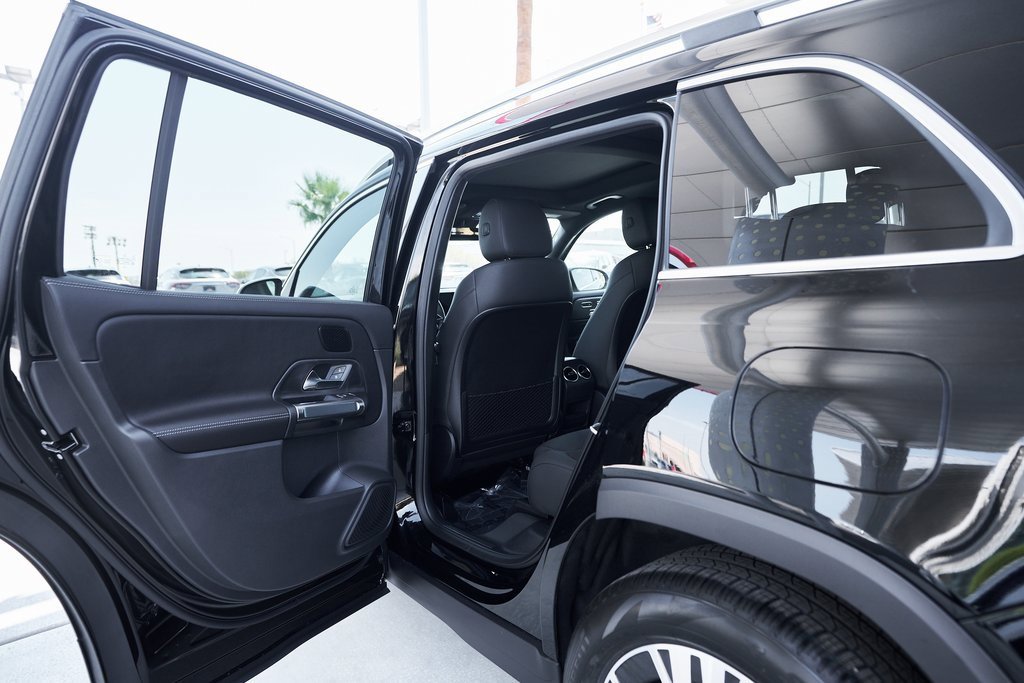 Used 2025 Mercedes-Benz GLB 250 4MATIC w/ Exclusive Package image 16