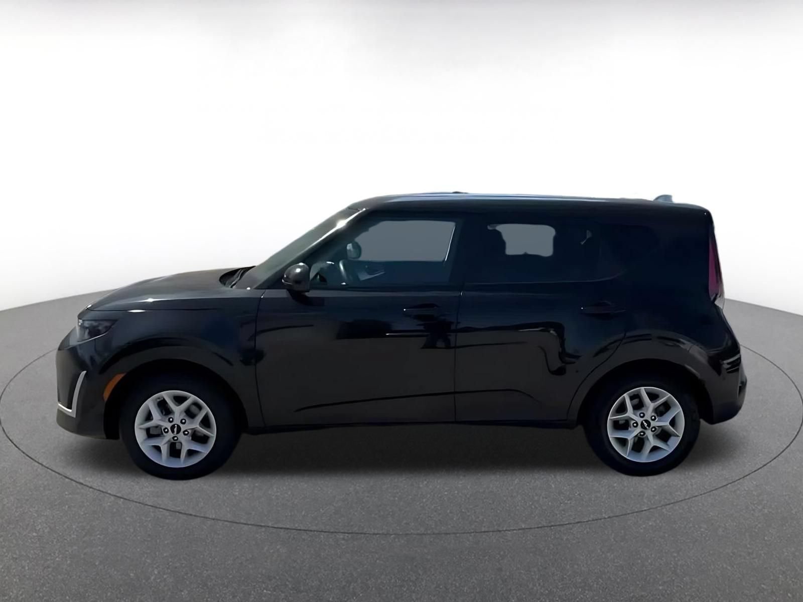 Used 2025 Kia Soul LX w/ LX Technology Package FWD image 8