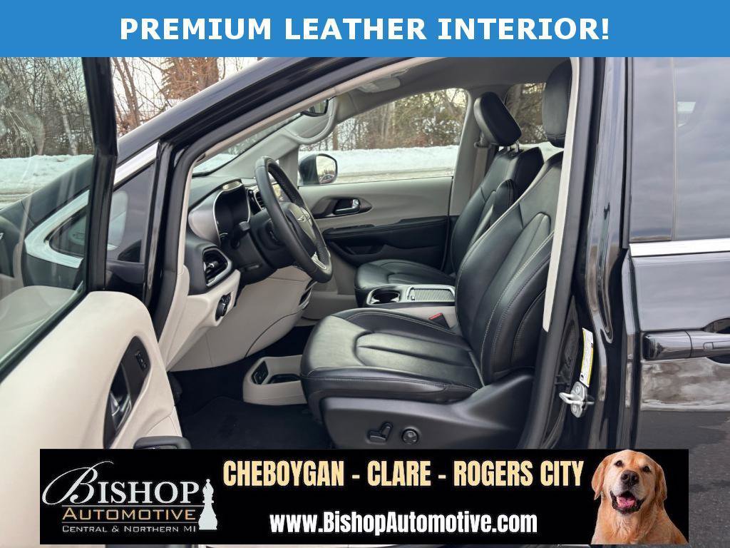 Used 2023 Chrysler Pacifica Touring-L image 10
