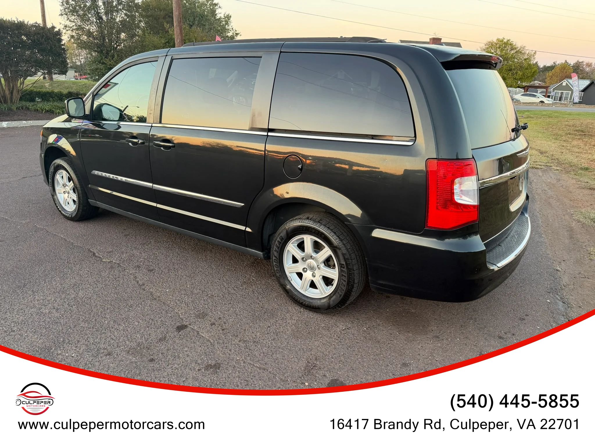 Used 2012 Chrysler Town & Country Touring w/ Entertainment Group #1 FWD image 3