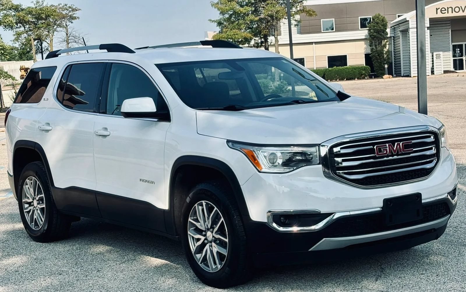 Used 2017 GMC Acadia SLE AWD/4WD image 1