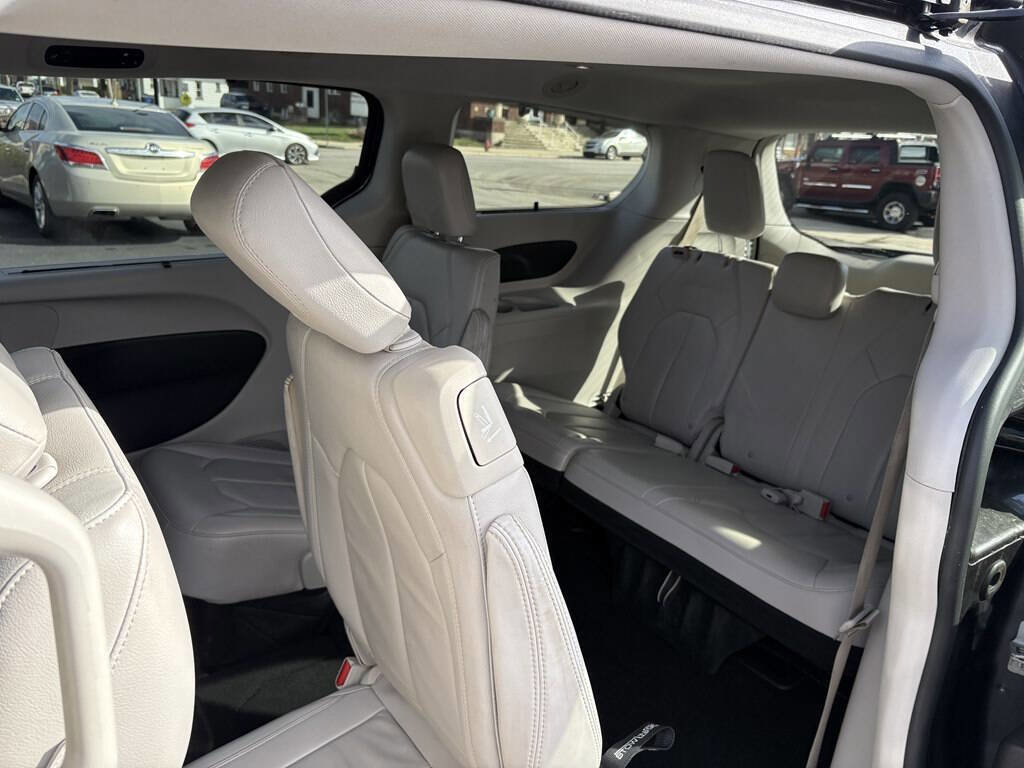 Used 2017 Chrysler Pacifica Touring-L image 31
