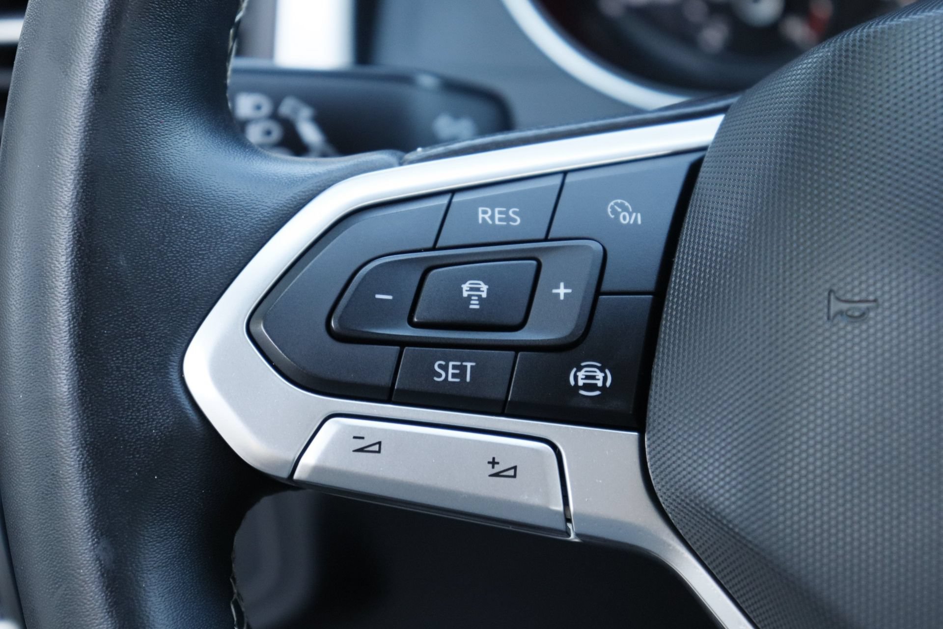 Used 2021 Volkswagen Atlas SE w/ Panoramic Sunroof Package FWD image 12