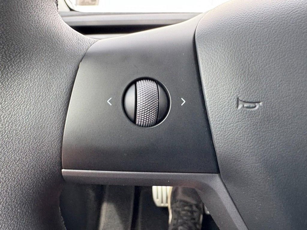 Used 2024 Tesla Model Y Performance image 17