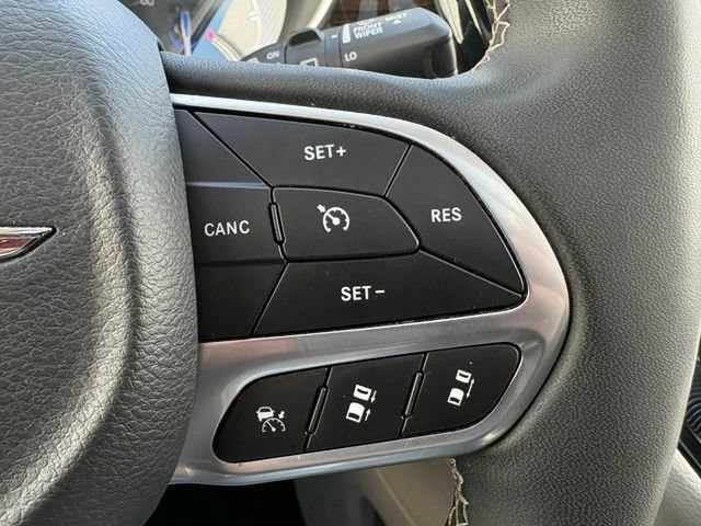 Used 2023 Chrysler Pacifica Limited FWD image 28