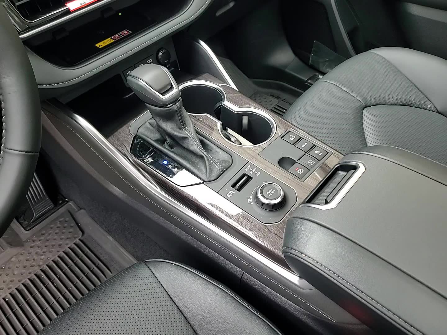 New 2025 Toyota Highlander Platinum image 18