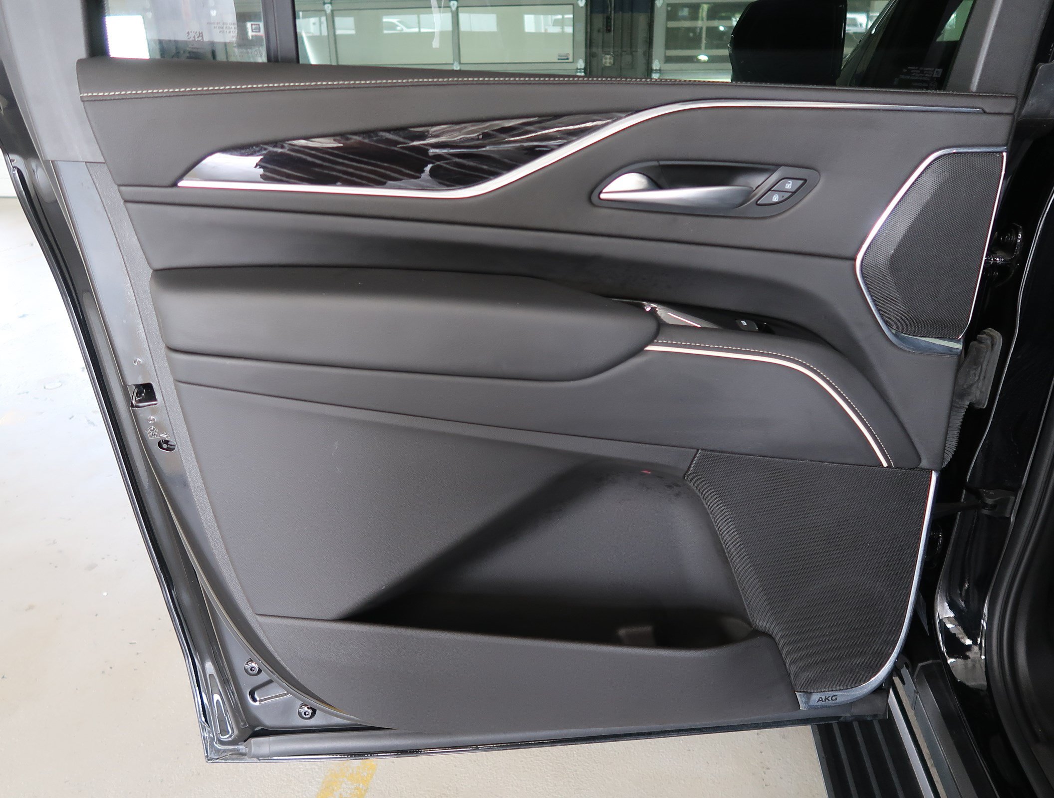 Used 2023 Cadillac Escalade ESV Sport w/ LPO, ONYX Package AWD/4WD image 39