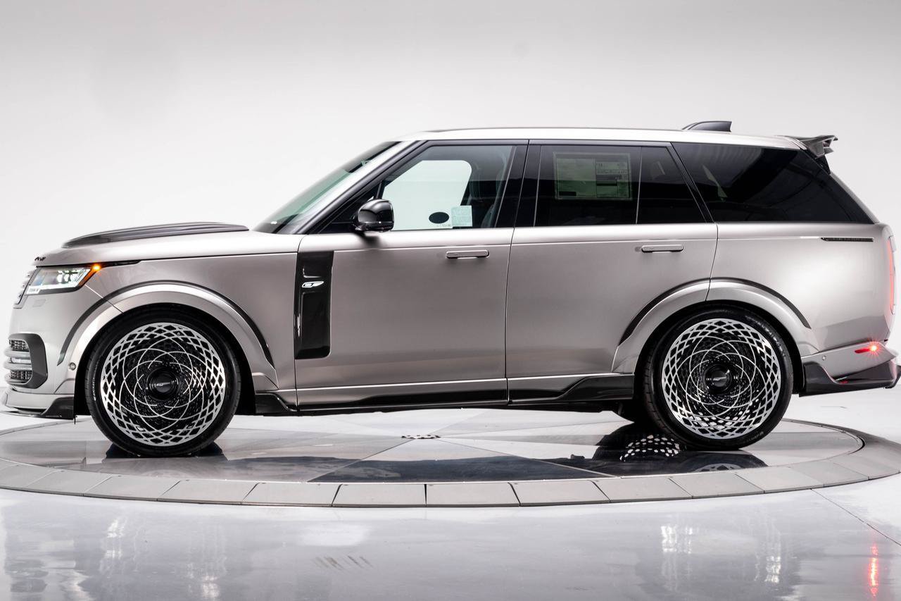 Used 2025 Land Rover Range Rover SV AWD/4WD image 4