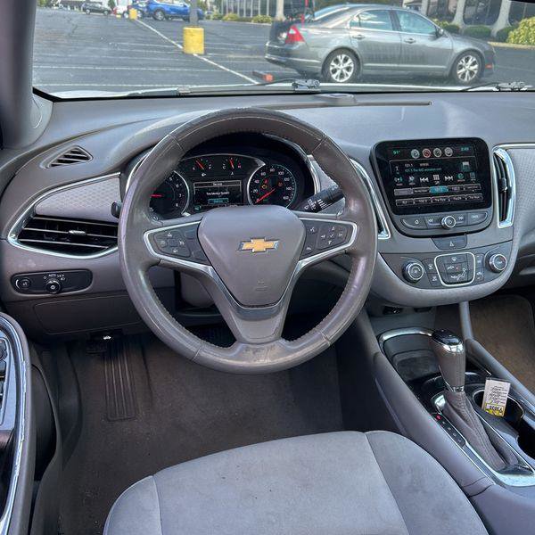 Used 2018 Chevrolet Malibu LT image 16