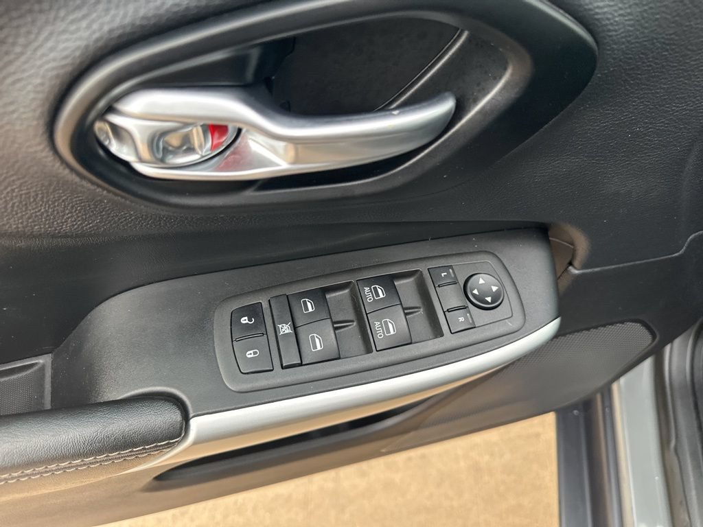 Used 2022 Jeep Cherokee Latitude AWD/4WD image 17