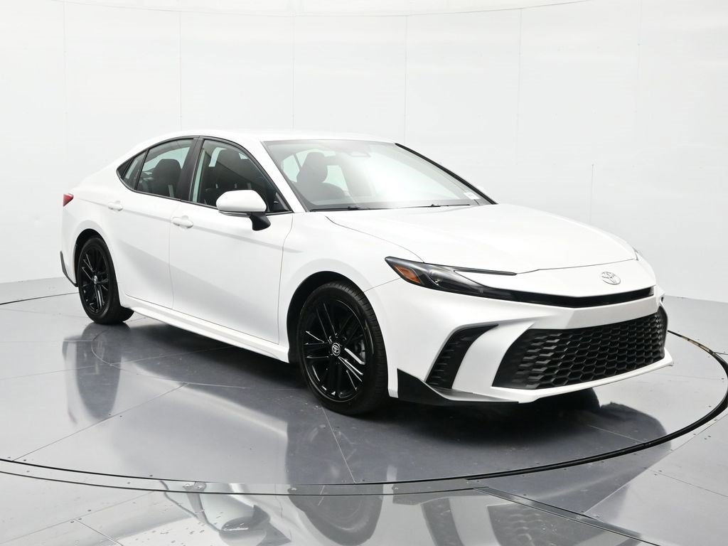 Used 2025 Toyota Camry SE image 3