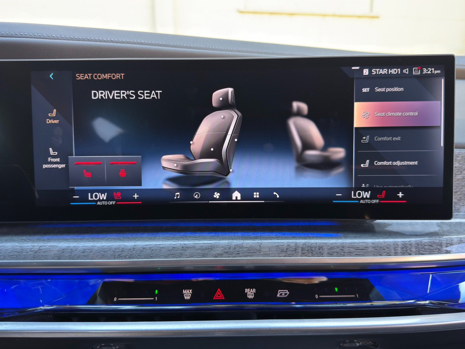Used 2024 BMW 740i w/ Premium Package 2 RWD image 32
