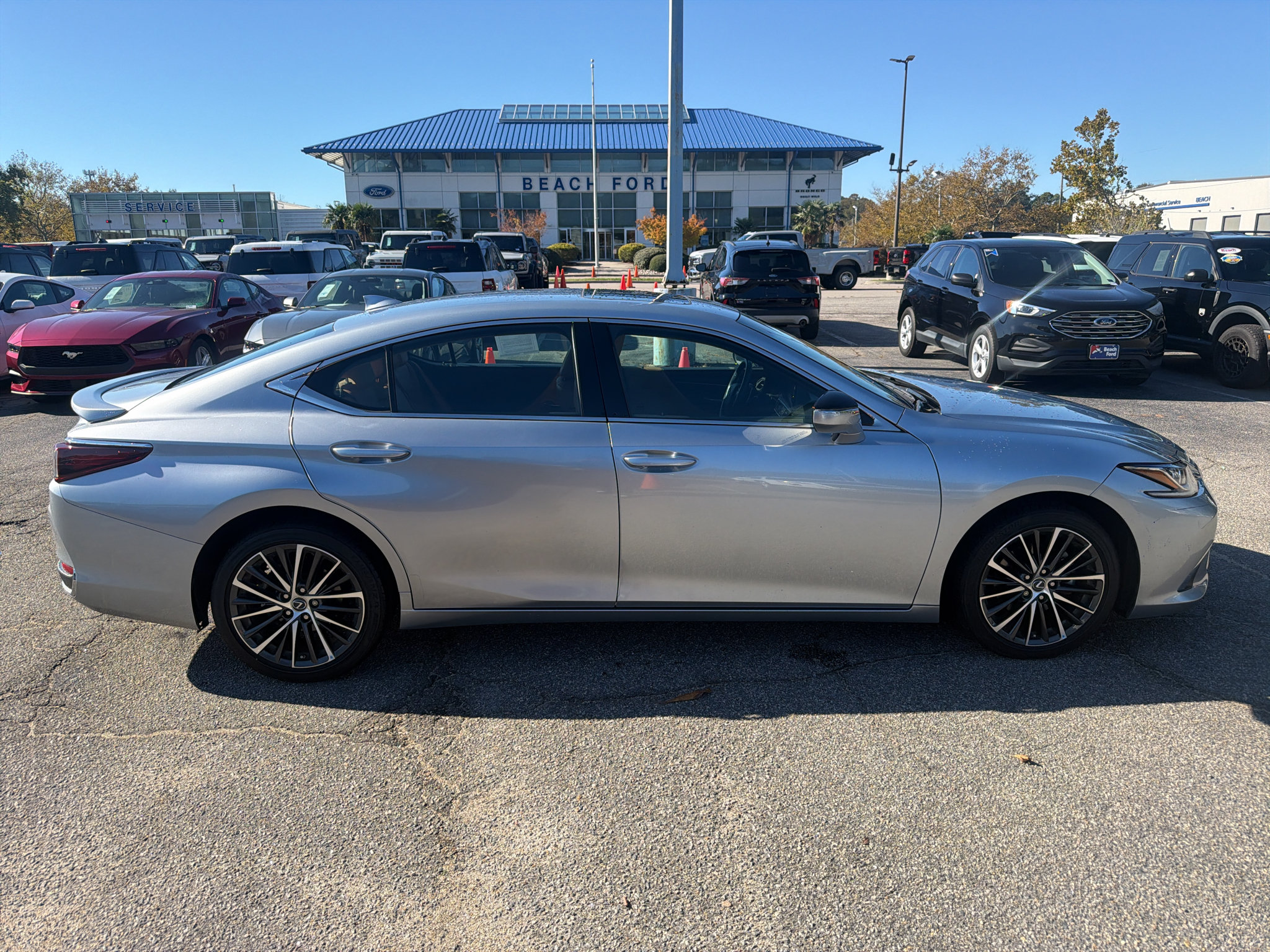 Used 2023 Lexus ES 250 w/ Premium Package AWD/4WD image 4