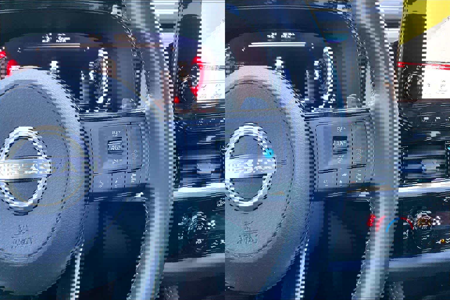 Used 2024 Nissan Pathfinder Platinum image 25