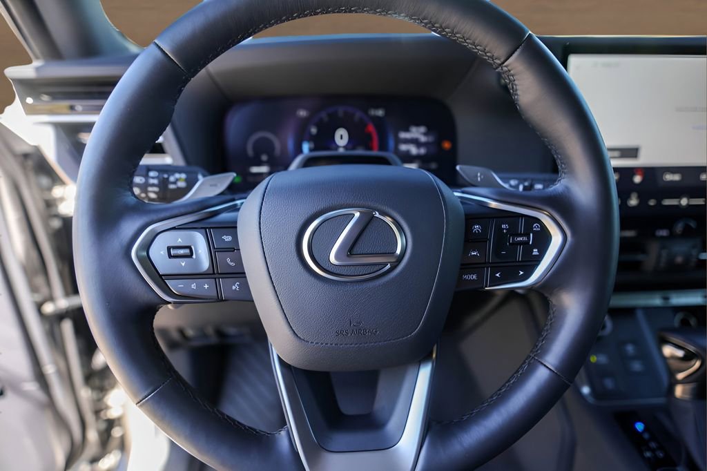 Used 2025 Lexus GX 550 w/ Accessory Package (2T) image 12