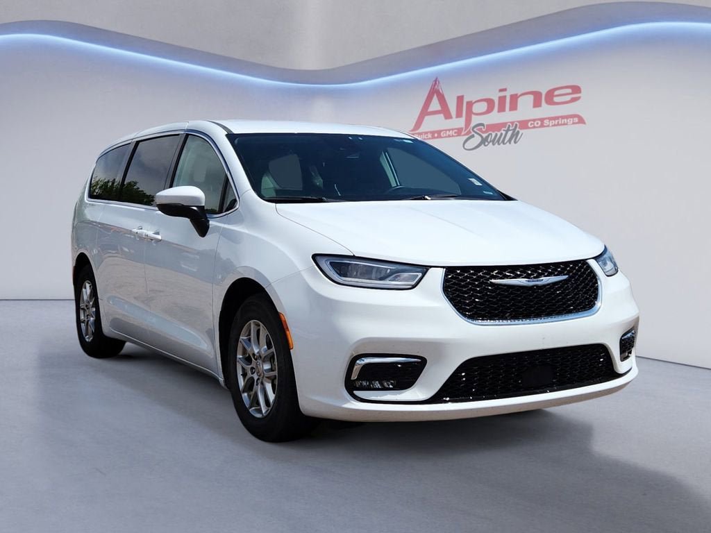 Used 2023 Chrysler Pacifica Touring-L FWD image 7