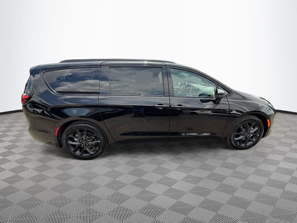 New 2027 Chrysler Pacifica Limited FWD image 4